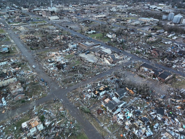 Vista aerea de Mayfield, no Kentucky, uma das cidades mais arrasada pelos tornados. Crdito: Imagem divulgada pelo twitter @bclemms 
