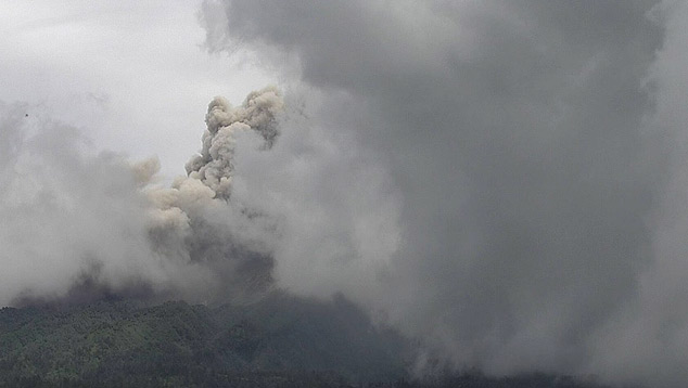 Monte Merapi vem apresentando atividade constante desde o comeo de janeiro. Crdito: Imagem divulgada pelo twitter @BPPTKG<BR>