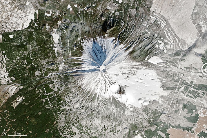 Imagem capturada por satlite mostra uma maior quantidade de neve na regio do Monte Fuji no final de dezembro de 2013. Crdito: NASA. 