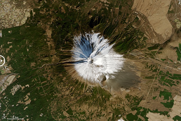 Imagem capturada por satlite mostra a reduo de neve na regio do Monte Fuji, no Japo, no dia primeiro de janeiro de 2021. Crdito: NASA. 