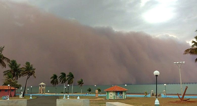 Grande tempestade de areia avana por Pereira Barreto no dia primeiro de outubro. Crdito: Imagem divulgada por morador da regio Moacir da Silva. 