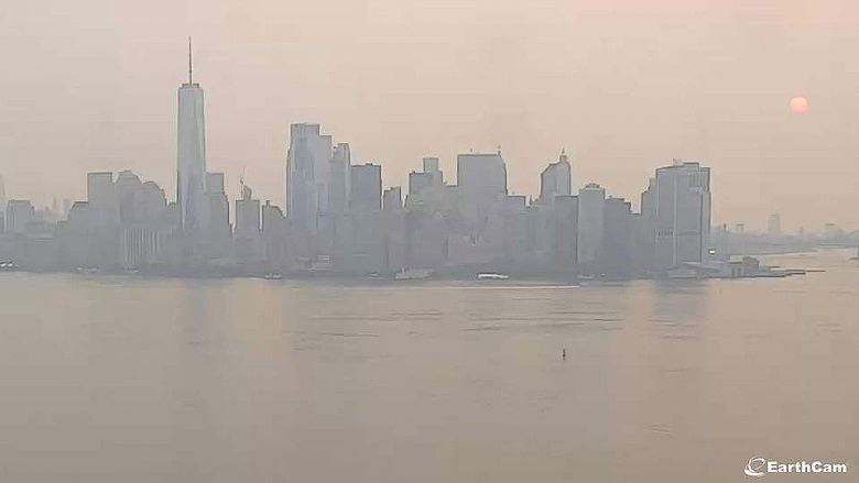 Fumaa de incndios florestais do oeste dos EUA cobriu a cidade de Nova York na quarta-feira, dia 21. Crdito: Imagem divulgada pelo twitter oficial @NWSNewYorkNY
