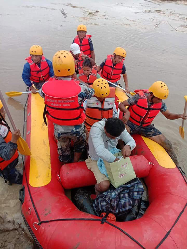 As equipes de socorro da Cruz Vermelha trabalham sem parar para evacuar os sobreviventes e fornecer socorro a milhares de pessoas na ndia e no Nepal. Crdito: Imagem divulgada pelo twitter oficial @IFRCAsiaPacific<BR>