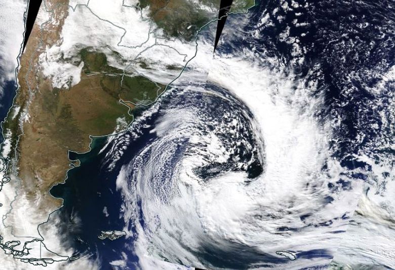 O novo ciclone extratropical atua no oceano provocando ventos fortes e deixando o mar agitado. Trechos litorneos do Sul do Brasil podero ter ressaca e alagamentos. Crdito: Imagem de satlite divulgada por Worldview/NASA.
