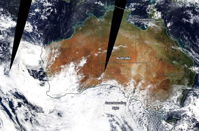 O ciclone tropical Seroja se intensificou ao largo da costa noroeste e oeste da Austrlia na ltima semana, depois de ter feito pelo menos uma centena de vtimas na Indonsia e no Timor Leste. Crdito: Worldview/NASA.