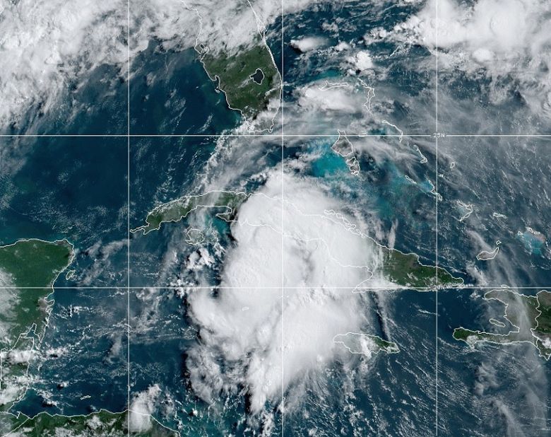 Imagem de satlite mostra o centro da tempestade tropical Elsa muito perto de Cuba. Parte das nuvens carregadas esto avanando sobre o pas. Crdito: NOAA 