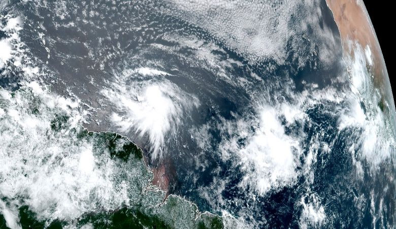 Imagem de satlite mostra a tempestade tropical Elsa sobre o mar na altura da Guiana Francesa, na Amrica do Sul. A tempestade segue para o Caribe a partir da sexta-feira. Crdito: GOES-EAST NOAA