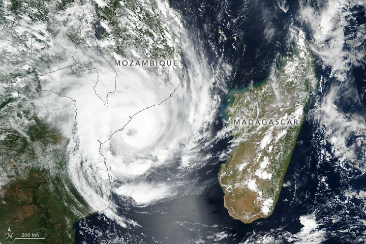 Imagem de satlite do ciclone tropical Eloise muito perto de tocar o solo de Moambique na ltima sexta-feira, dia 22. Graves inundaes aconteceram nas mesmas reas devastadas pelo ciclone tropical Idai em maro de 2019. Crdito: NASA.