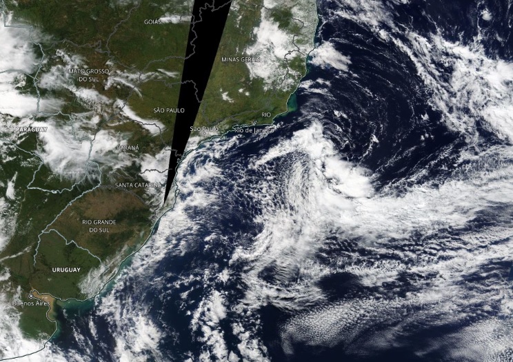 Imagem de satlite mostra o aglomerado de nuvens em alto mar entre o Rio de Janeiro e So Paulo indicando a tempestade subtropical Potira nesta sexta-feira, dia 23. Crdito: Worldview/NASA.