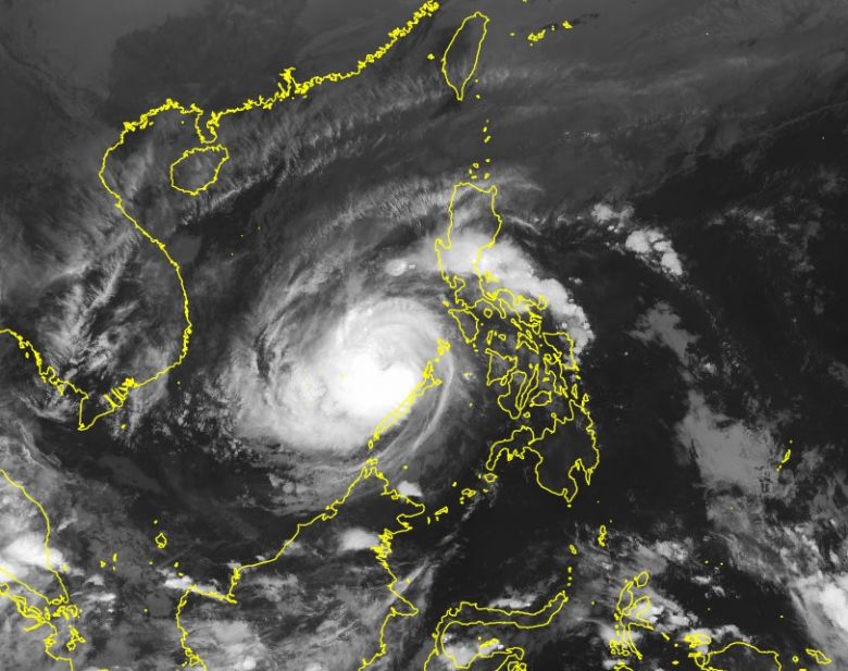 Imagem de satlite do tufo Rai ao largo da costa oeste das Filipinas s 17:00UTC desta sexta-feira, dia 17. Crdito: Agncia Meteorolgica do Japo/Satlite Himawari8/9