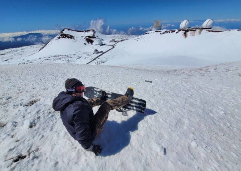 Visitantes se arriscaram no snowboard na rea do cume do Mauna Kea nos ltimos dias. Crdito: Imagem divulgada pelo twitter @theWeatherboy<BR>