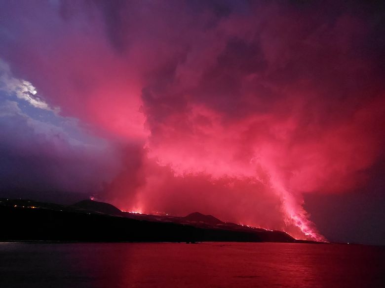 Entardecer em Tazacorte na tera-feira, dia 16, onde  possvel observar as nuvens de vapor e gases refletindo o brilho da lava. Crdito: Divulgao  