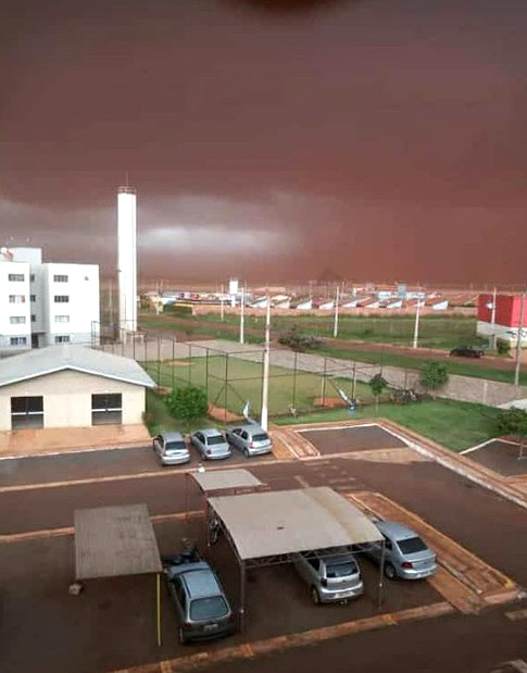 Enorme nuvem de poeira encobriu Dourados na tarde do dia 15. Crdito: Imagem registrada por morador e divulgada pelo twitter @LuisOtavioSR