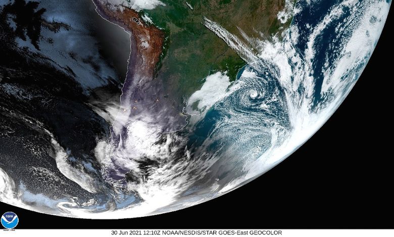 Imagem de satlite mostra o centro de Raoni sobre o mar prximo  costa do Rio Grande do Sul e de Santa Catarina nesta quarta-feira, dia 30. Imagem das 12:10UTC. Crdito: NOAA