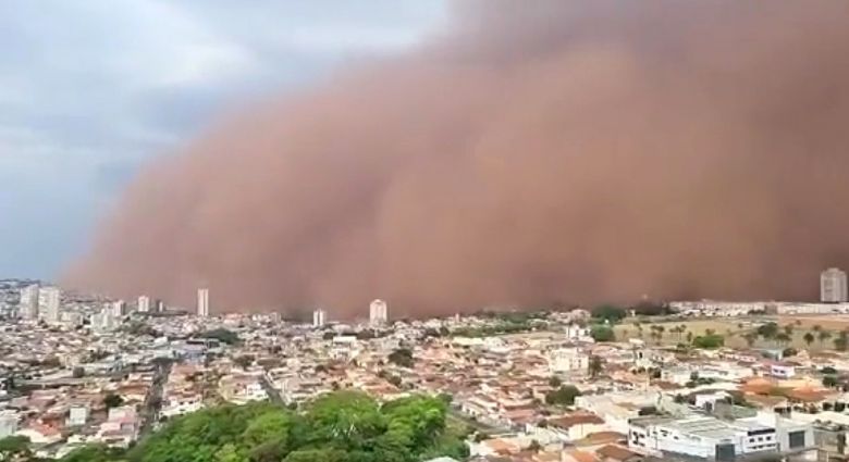 Enorme tempestade de poeira avana sobre Franca, no interior de So Paulo, na tarde dia 26 de setembro. Moradores disseram nunca terem presenciado o fenmeno neste porte. Crdito: Imagem reproduzida em redes sociais/ Divulgao @EstevaldoCarne 