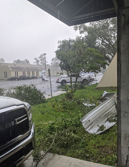 Danos provocados por tornado em Jacksonville, na Flrida. Crdito: Imagem divulgada pelo twitter @Gu rebel. 
