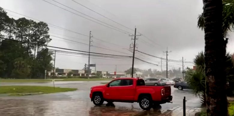 Imagem do tornado que atingiu Jacksonville, no norte da Flrida, na tarde de ontem. Crdito: Imagem reproduzida de vdeo divulgado em redes sociais por Adam Pratty, morador de Jacksonville. 