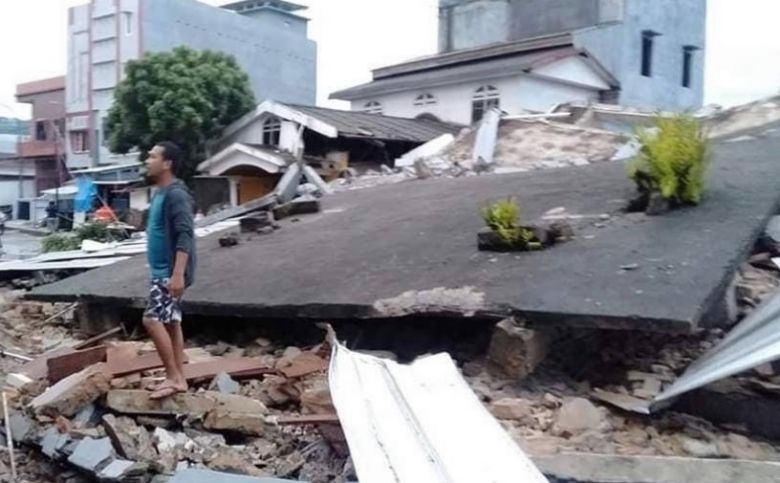 Forte terremoto provocou muita destruio em Majene e Mamuju na ilha de Sulawesi, na Indonsia. Crdito: Imagem divulgada pela Cruz Vermelha @IFRCAsiaPacific