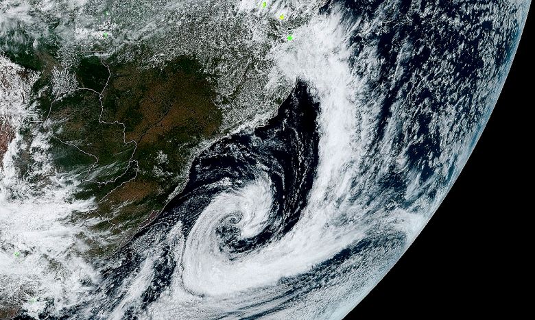 Imagem de satlite mostra a formao ciclnica nomeada como tempestade subtropical Ub pela Marinha do Brasil. Crdito: 10 dezembro/15:00UTC/NOAA/Goes-East