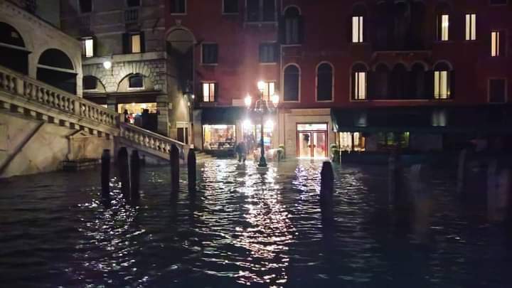 Inundao em Veneza em novembro de 2019. A cidade enfrentou a pior cheia em 50 anos. Crdito: Imagem divulgada pelo twitter @LJ Pritchard