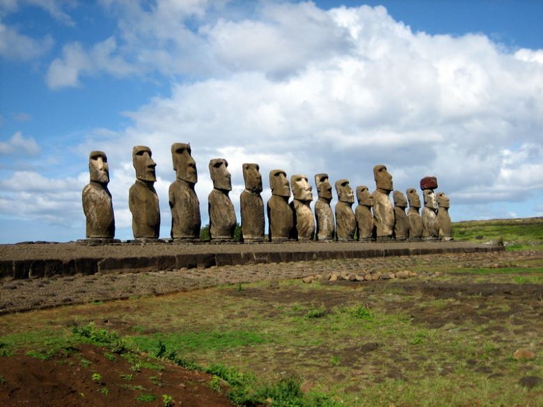 Famosos Moais erguidos na Ilha de Pscoa h mais de 500 anos. Crdito: Wikipedia/Por Ian Sewell/IanAndWendy.com 