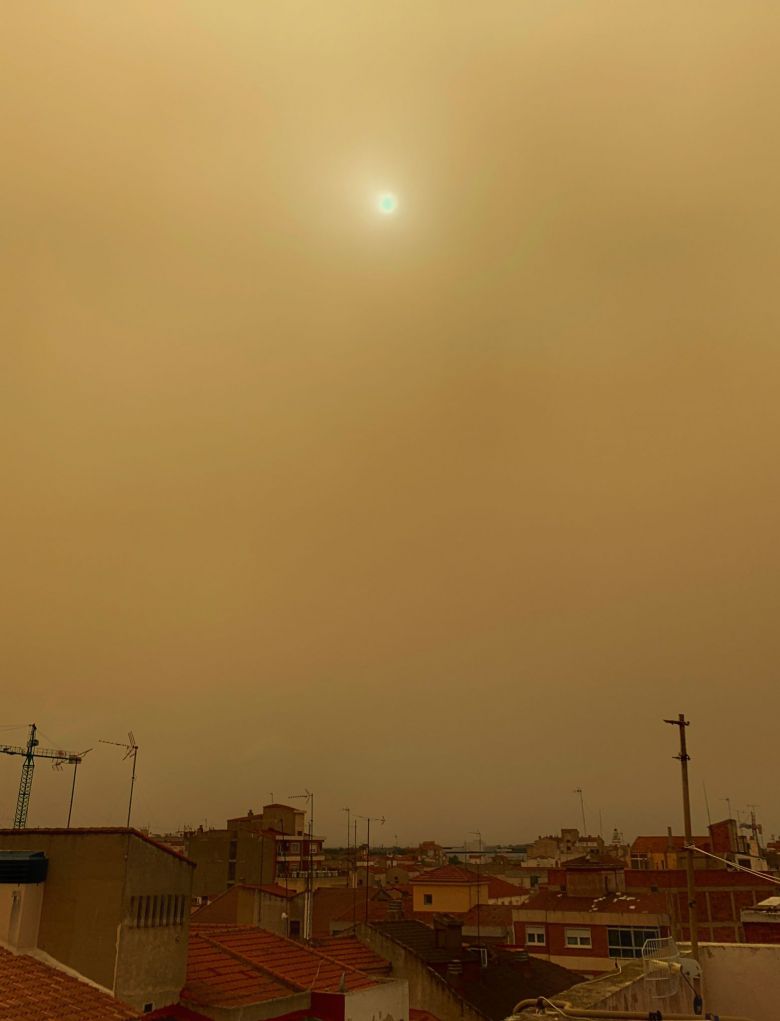 Tempestade de areia cobre o cu de Albacete, na Espanha, no comeo da semana. Crdito: Divulgao pelo twitter @santia1974 