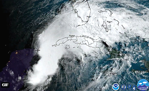 Imagem de satlite mostra as grandes reas de instabilidade e nuvens de chuva atuando entre Cuba e a Flrida e que posteriormente deram origem  tempestade tropical Alex. Crdito: NOAA
