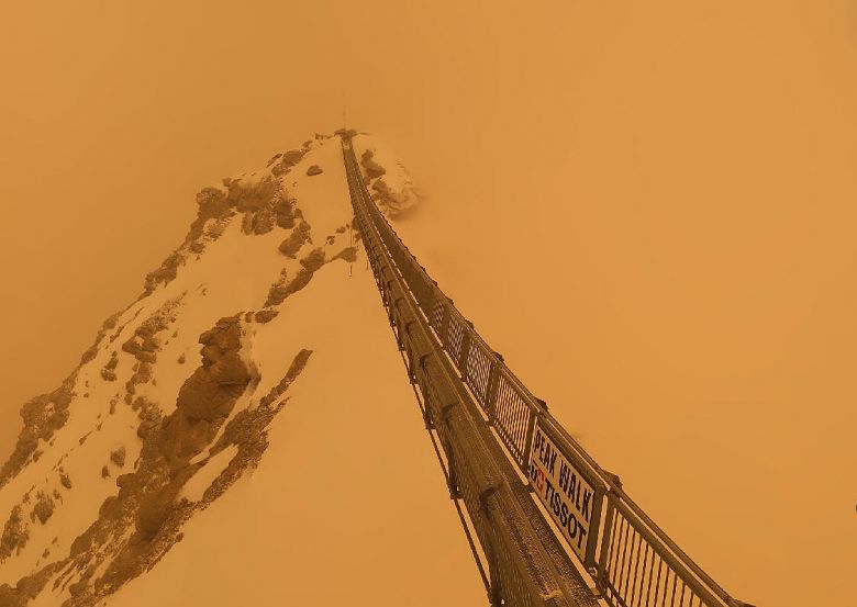 Estao de esqui nos Alpes Sucos desaparece em meio  atmosfera marrom e alaranjada da nuvem de poeira vinda do Saara. Crdito: Divulgao twitter @AlpesWeerman
