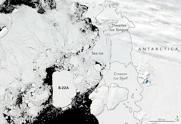 Imagem de satlite mostra o bloco de gelo renomenado como B22A formado a partir do iceberg B22, ainda muito perto da regio em fevereiro de 2022. Crdito: NASA
