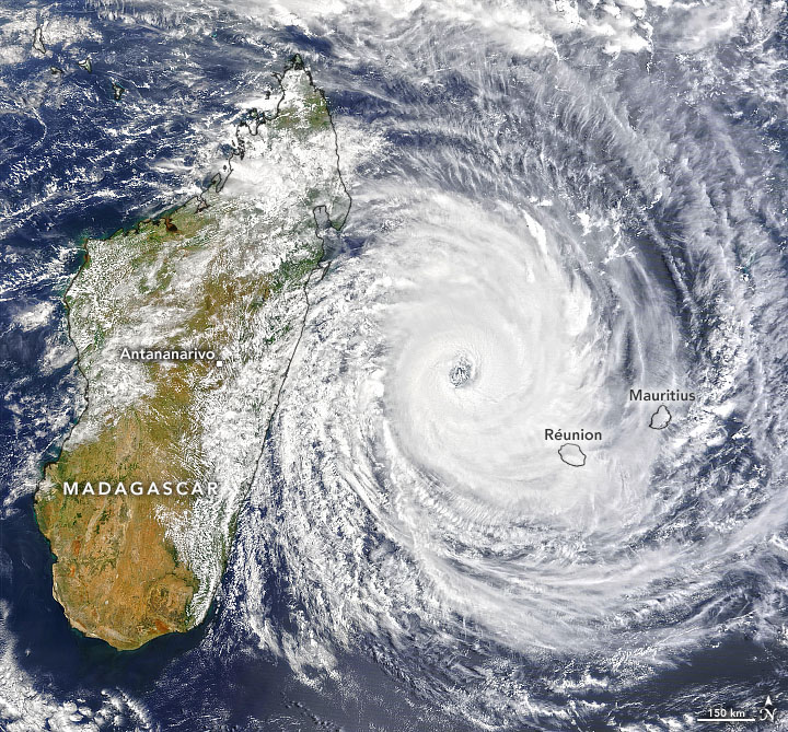 Imagem capturada pelo satlite TERRA, da NASA, mostra o ciclone Batsirai em 4 de fevereiro, um dia antes de tocar o solo de Madagascar. Crdito: NASA 