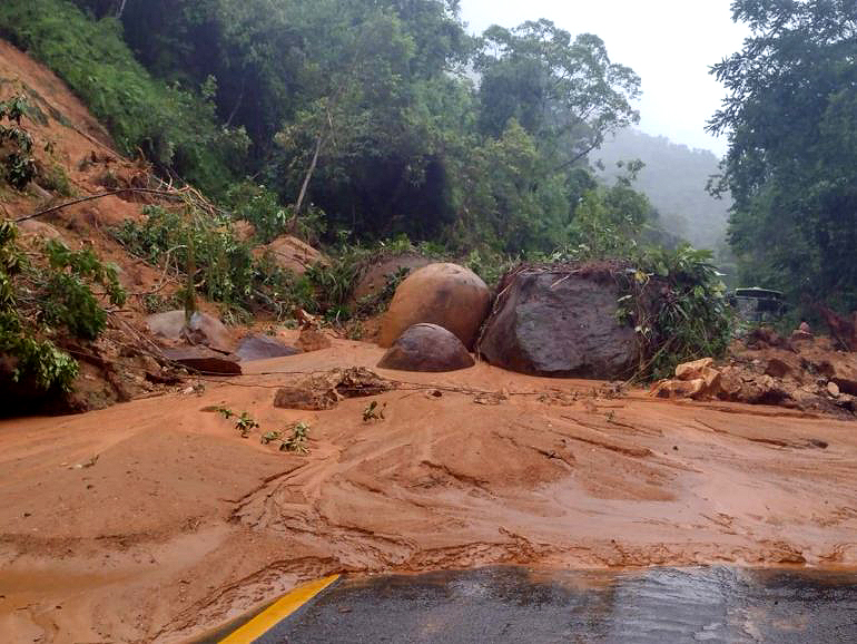 Rodovia Oswaldo Cruz, em Ubatuba, interditada por queda de barreira e rochas no fim de semana, depois de muita chuva. Crdito: Divulgao Prefeitura de Ubatuba