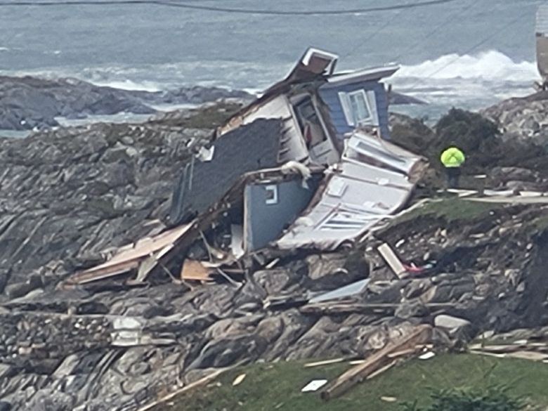 Casas foram arrastadas para o mar em Wreckhouse, Terra Nova, durante a passagem do furaco Fiona. Crdito: Divulgao pelo twitter @WreckhousePress