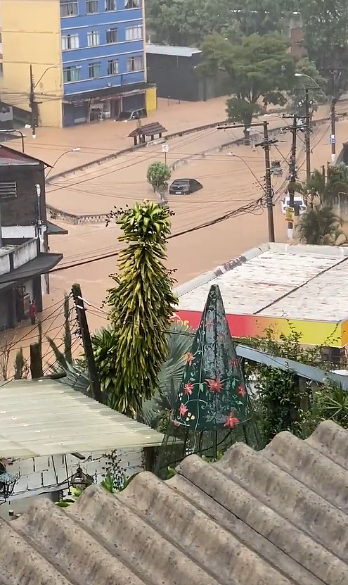 A chuva do domingo, dia 20 de maro, foi de novo torrencial sobre Petrpolis, regio serrana do Rio de Janeiro e deixou mais vtimas. Crdito: Divulgao pelo twitter @profzeluizpet
