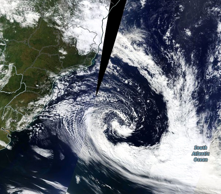 Imagem de satlite mostra o ciclone extratropical, que atuou sobre a costa do Brasil, aumentando os ventos e agitao martima durante o feriado de Pscoa. Crdito: Worldview NASA 