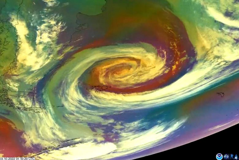 Imagem do dia 10 de maro ainda revela o monstruoso ciclone atuando em oceano aberto. Crdito: NOAA