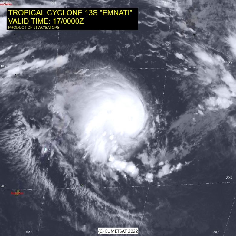 Imagem de satlite mostra o ciclone Emnati sobre as guas do oceano ndico. Ao sudoeste da tormenta esto s Ilhas Maurcio. Crdito: JTWC