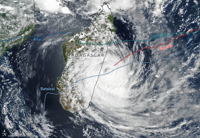 Confira os trajetos dos ciclones Ana, Batsirai, Dumako e Emnati sobre a ilha de Madagascar nas ltimas semanas. Crdito: Imagem gerada pela NASA 