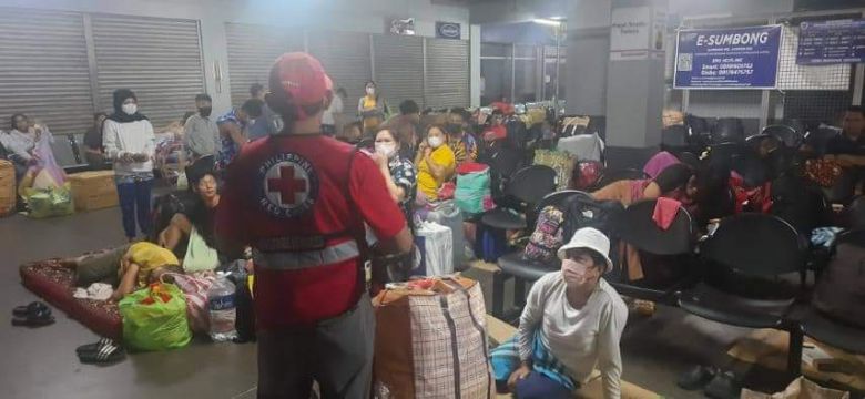 Equipes da Cruz Vermelha trabalham para ajudar os desabrigados do tufo Noru nas Filipinas. Crdito: Cruz Vermelha/Divulgao pelo twitter @philredcross<BR>