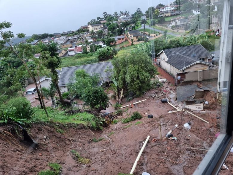 Deslizamento em Durban registrado por moradora da regio. Nmero de vtimas fatais passou de 200. Crdito: Imagem divulgada pelo twitter @nerissanaidoo