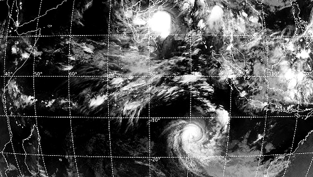 Detalhe dos ciclones tropicias Asani e Karim sobre o ndico nesta segunda-feira, dia 9. Crdito: Departamento Meteorolgico da ndia (IMD).
