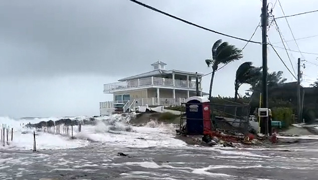 Inundaes costeiras tomaram conta da costa leste da Flrida com a chegada do furaco Nicole. Crdito: Divulgao pelo twitter @ChaudharyParvez