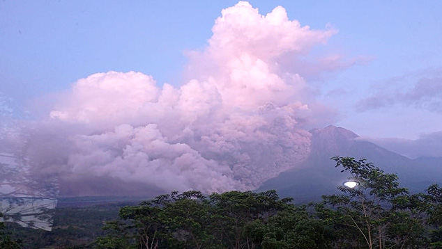 Monte Semeru, em Java, na Indonsia, em erupo no dia 4 de dezembro. Atividade continua neste comeo de semana. Crdito: Divulgao BNPB 