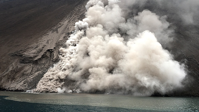 Material produzido por erupo do Stromboli continua chegando ao oceano neste comeo de semana. Crdito: Foto 10/10 INGV