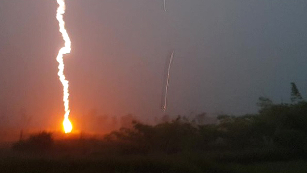 Raio flagrado durante tempestade ao sul de Darwin, em Northern Territory, na quarta-feira, dia 12. Crdito: Imagem divulgada por morador da regio Peter Pitcher/facebook