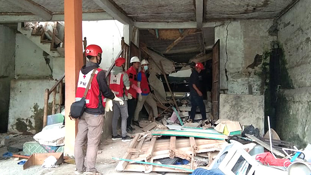 Equipes da Cruz Vermelha esto mobilizadas para coletar informaes e fornecer suporte no terremoto deste 21 de novembro, em Java. Crdito: Divulgao Cruz Vermelha da Indonsia @palangmerah 