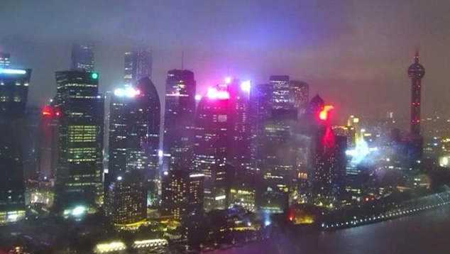 Xangai est  espera do intenso tufo Muifa que chega nesta quarta-feira, dia 14. Crdito: Imagem de webcam em Xangai divulgada pelo twitter @HouckisPokisewx