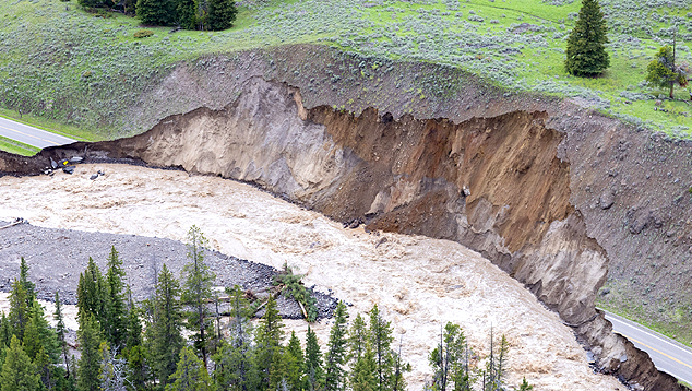 Enchentes e desmoronamentos se espalharam pelo Parque de Yellowstone e obrigou seu fechamento no comeo da semana. Crdito: Divulgao pgina oficial no twitter @YellowstoneNPS