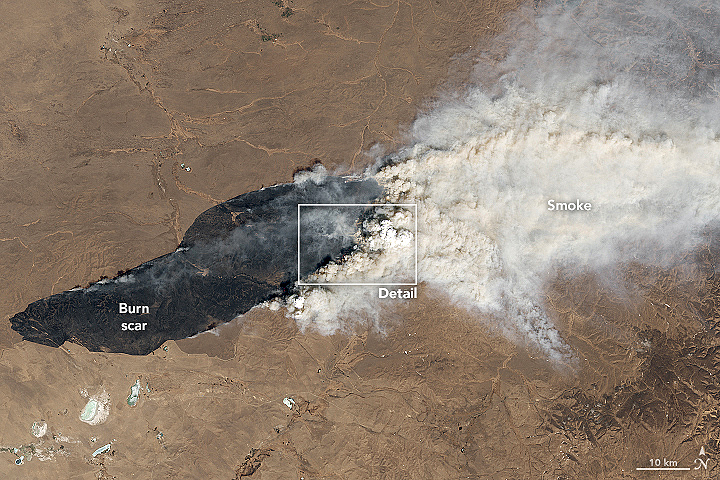 Um grande incndio se espalhou por 90 quilmetros no leste da Monglia, entre a China e a Rssia. No detalhe da imagem aparecem as nuvens densas de fogo e fumaa. Crdito: NASA
