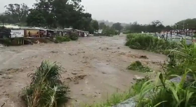 Enchentes tomaram conta de Durban depois de umas das piores tempestades em dcadas na regio. Crdito: Reproduo twitter @nerishar
