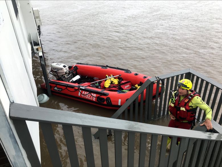 J so duas semanas de trabalho emergencial em Queenland por causa das enchentes. Crdito: Divulgao pelo twitter @QldFES, 5 de maro. 